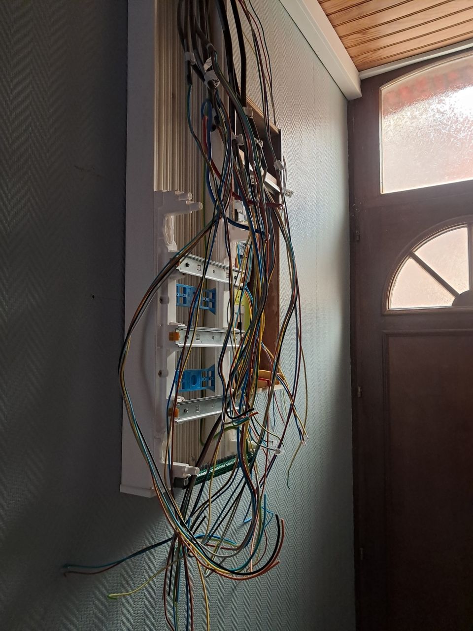 Détail de l'installation et du câblage interne d'un nouveau tableau électrique Legrand lors d'une rénovation à Armentières - par JC DOUAY Electricité