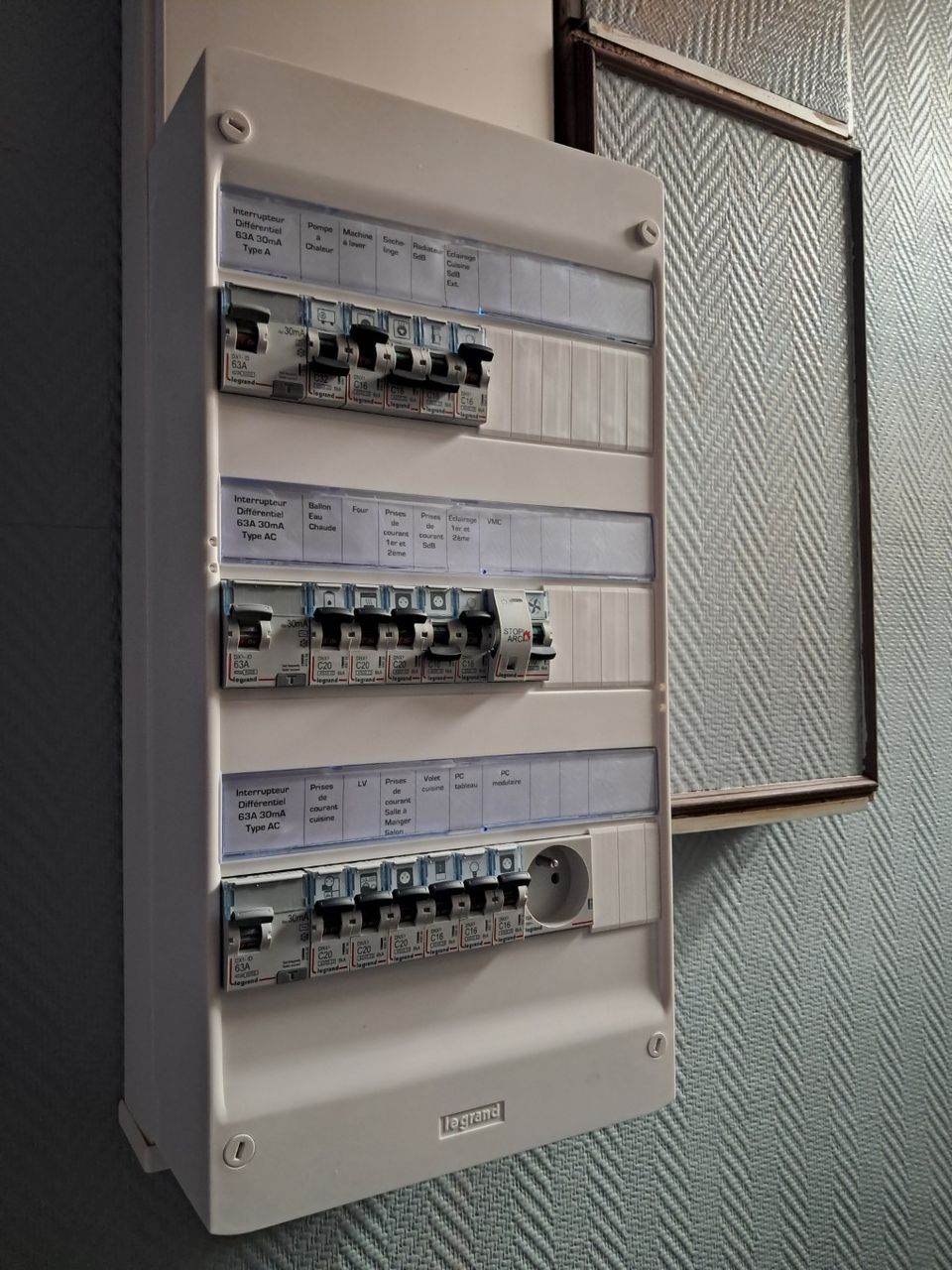 Vue finale d'un tableau électrique principal Legrand entièrement rénové et sécurisé pour une maison à Armentières - par JC DOUAY Electricité