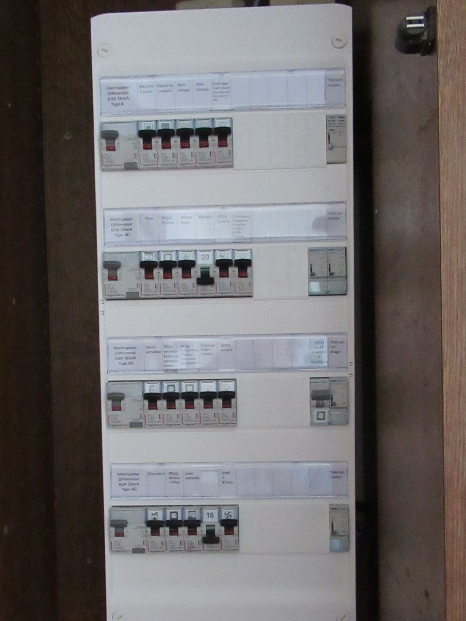 Résultat final : nouveau tableau électrique Legrand entièrement aux normes, installé par un professionnel à Annequin. Le tableau est organisé, clairement étiqueté et sécurisé avec des interrupteurs différentiels 30mA pour chaque rangée.